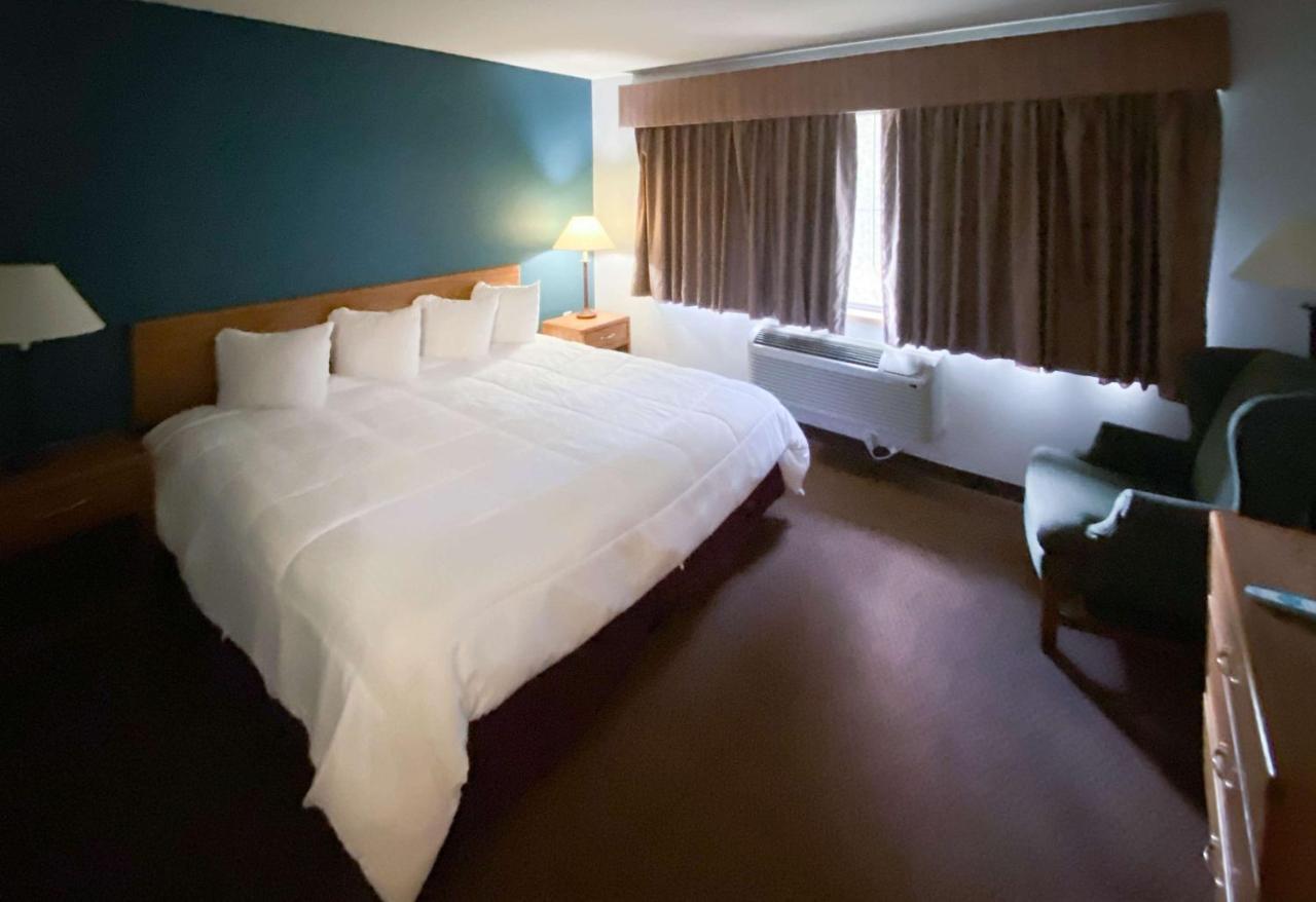 Motel 6 Norway Mi מראה חיצוני תמונה