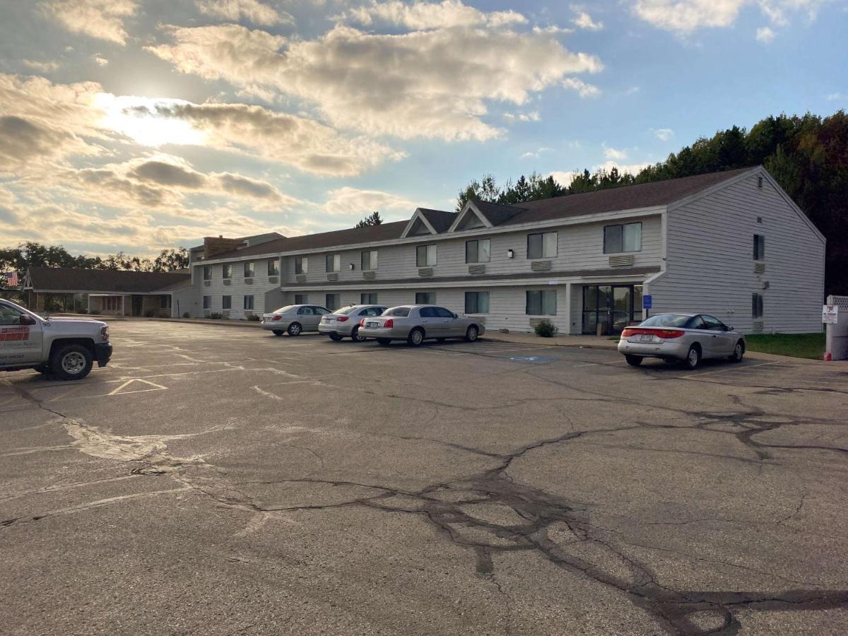 Motel 6 Norway Mi מראה חיצוני תמונה