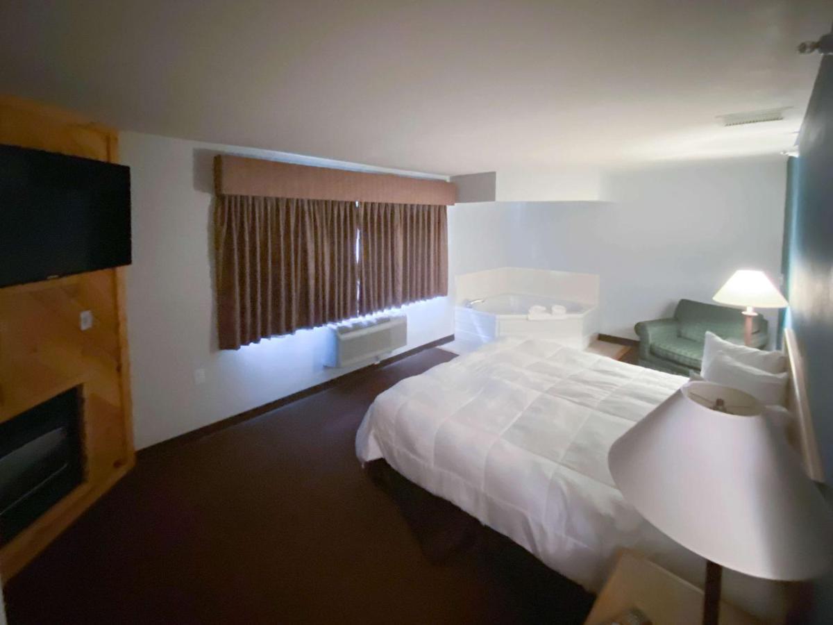 Motel 6 Norway Mi מראה חיצוני תמונה