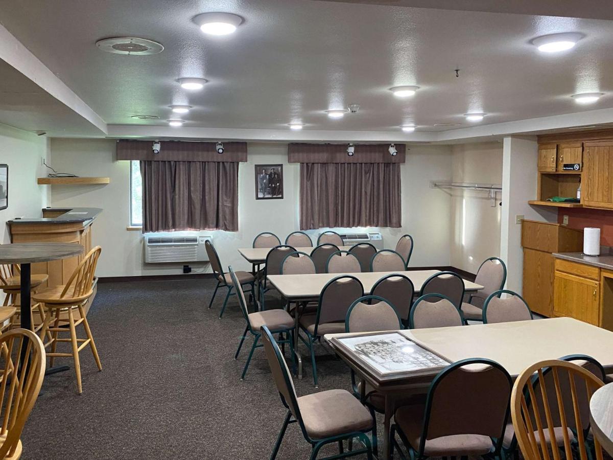 Motel 6 Norway Mi מראה חיצוני תמונה