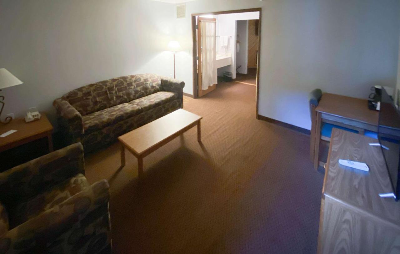 Motel 6 Norway Mi מראה חיצוני תמונה