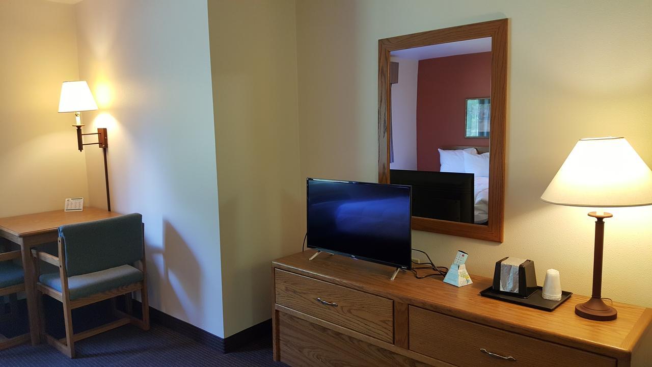 Motel 6 Norway Mi מראה חיצוני תמונה